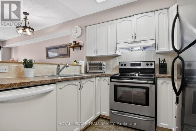 Building Photo - 255 Deercroft Ave