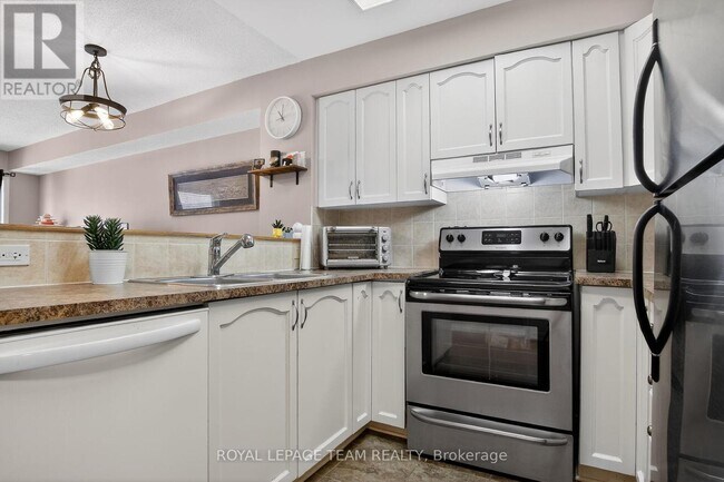 Photo du bâtiment - 255 Deercroft Ave