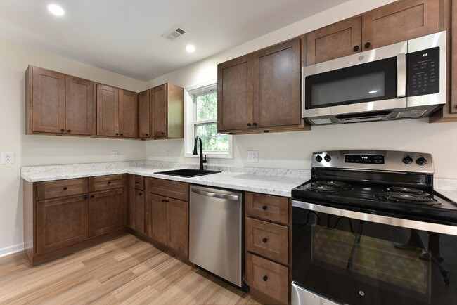 Foto del edificio - Just Remodeled Garage Apartment