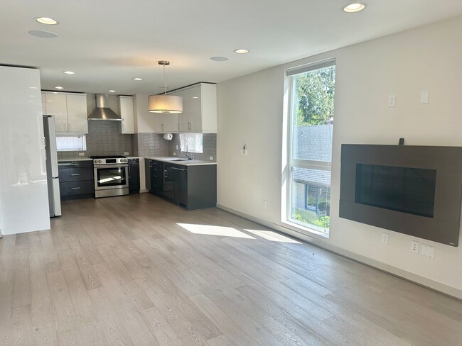Building Photo - Modern 3-bed, 2.5-bath Townhome in Wedgwood.