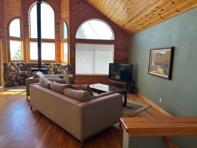 Building Photo - Long Term lease in Tahoe Donner- $3800