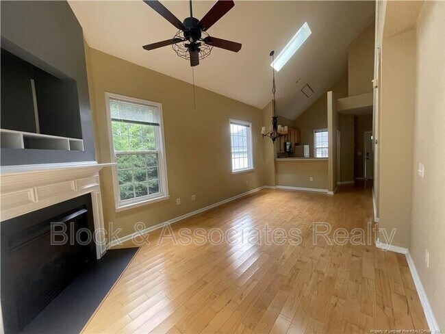 Foto del edificio - 112 Summit Oaks Ln