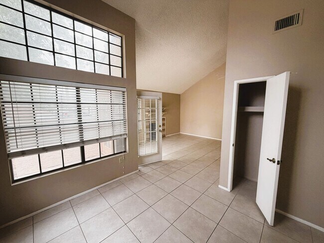 Foto del edificio - 1 bed Plus DEN/OFFICE w/closet (may be used for 2nd bedroom) 1 bath!
