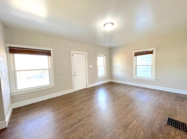 Foto del edificio - 3 bed 1 bath