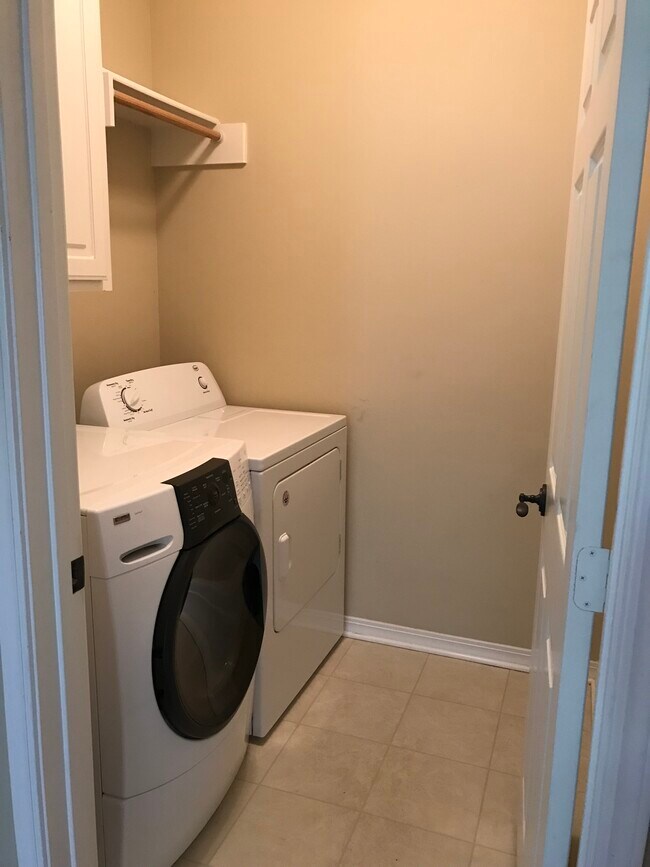 Foto del edificio - 8008 Laurel Hill Dr