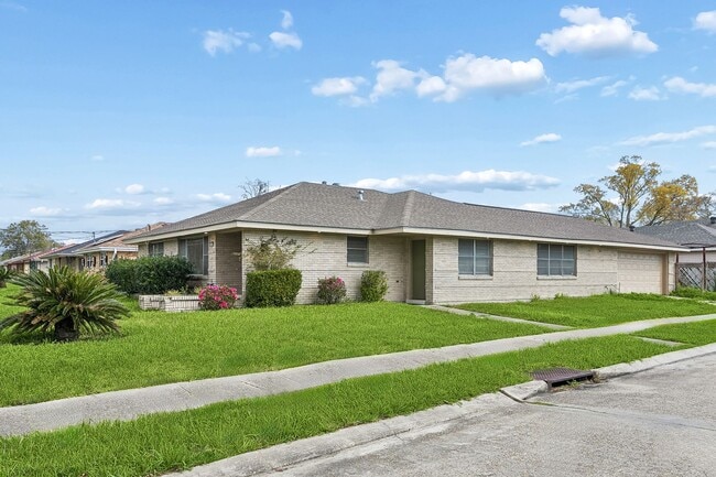 Building Photo - 2486 Hyman Pl