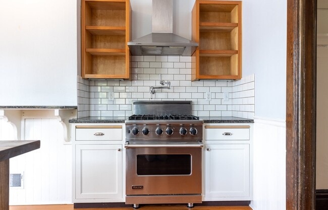 Gas range and pot filler opposite of fridge - 527 NE Fargo St