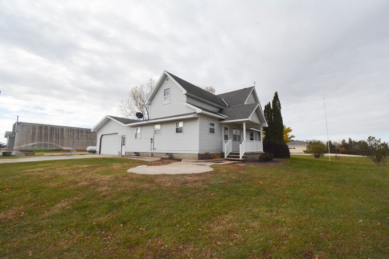 Primary Photo - Spacious 4-Bedroom Country Home — All Util...