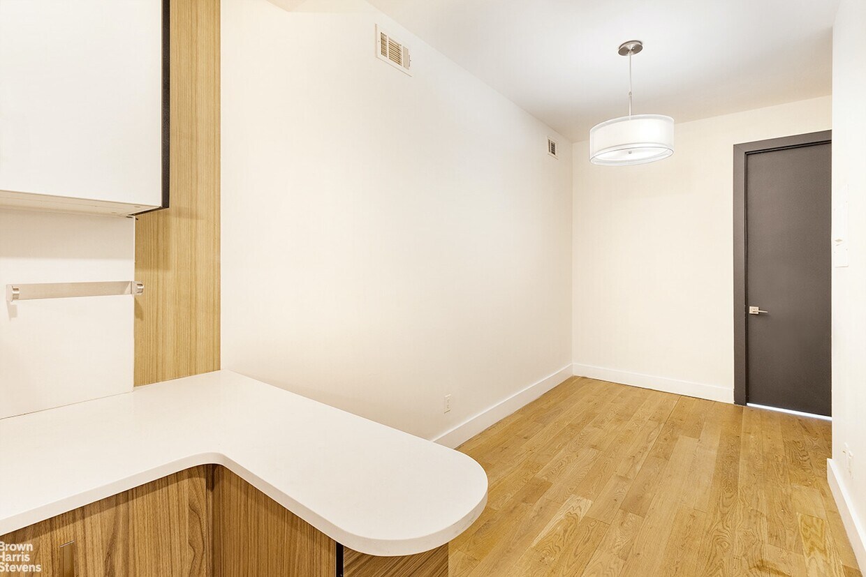 581 Fairview Ave Unit 1R, Queens, NY 11385 Room for Rent in Queens