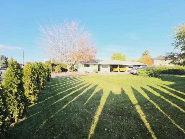 Foto del edificio - 1037/1039 Eastmont Ave. Duplex