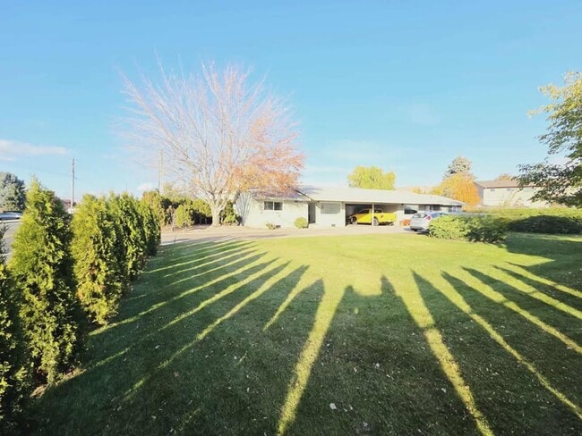 Building Photo - 1037/1039 Eastmont Ave. Duplex