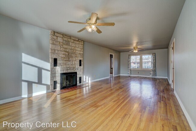 Building Photo - 3 br, 2 bath House - 1011 Woodland Dr