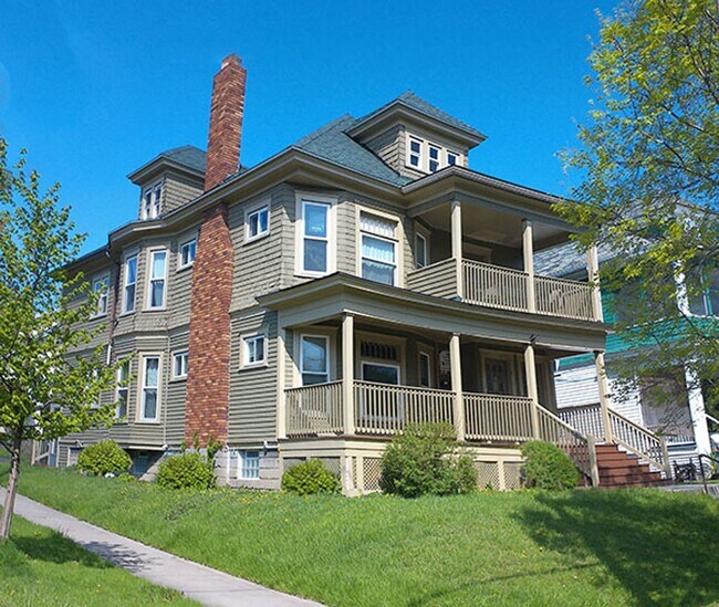 Building Photo - 260 Roosevelt Ave