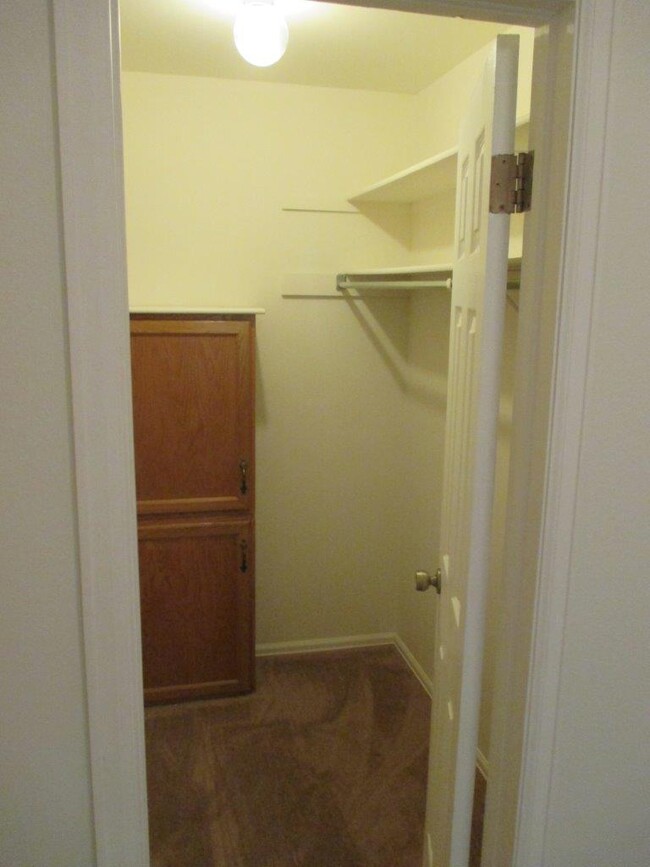 Right side of walk-in closet w/large linen cabinet. - 2247 Split Rock Dr