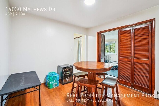 Foto del edificio - 14030 Mathews Dr