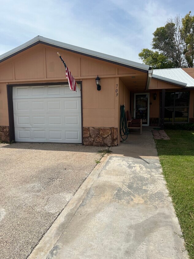 709 Los Arboles, Carlsbad, NM 88220 Townhome Rentals in Carlsbad NM