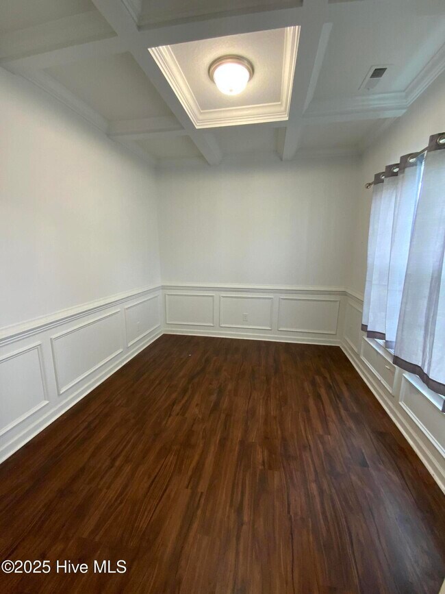Foto del edificio - 909 Roswell Ln