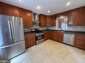 Building Photo - 4666 Louise St Claire Dr