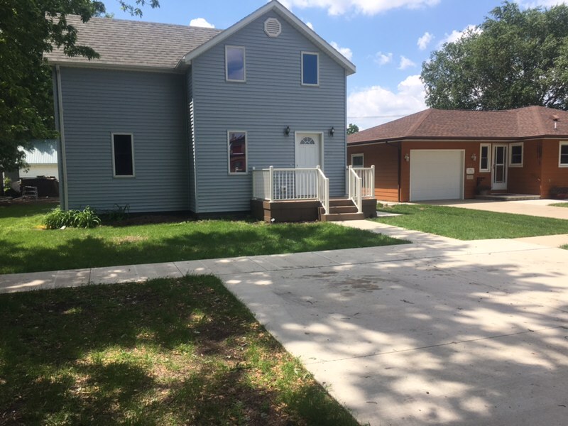 Cute Farmhouse with Parking Pad out Front. - 212 Franklin St