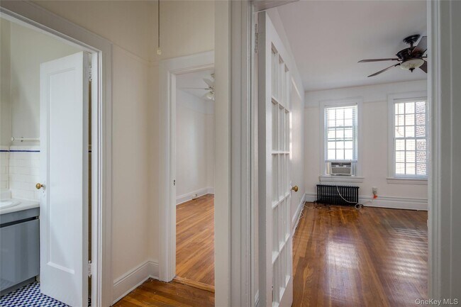 Foto del edificio - 484 Plandome Rd