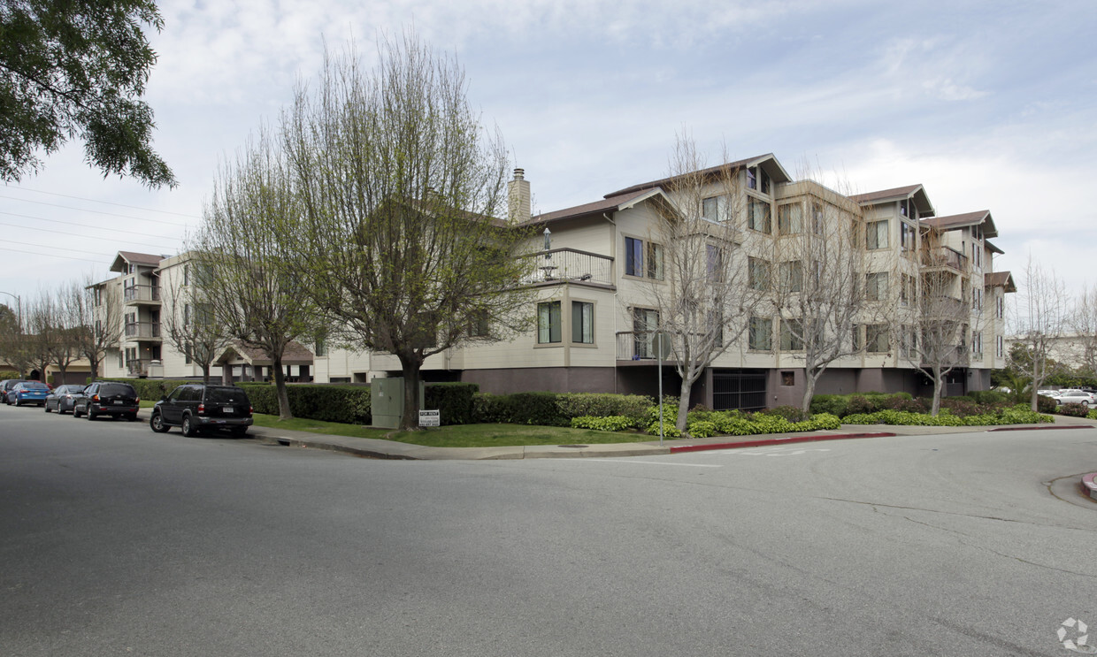 Primary Photo - 500 Poplar Avenue Apartments