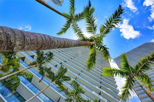 Foto del edificio - 650 NE 32nd St
