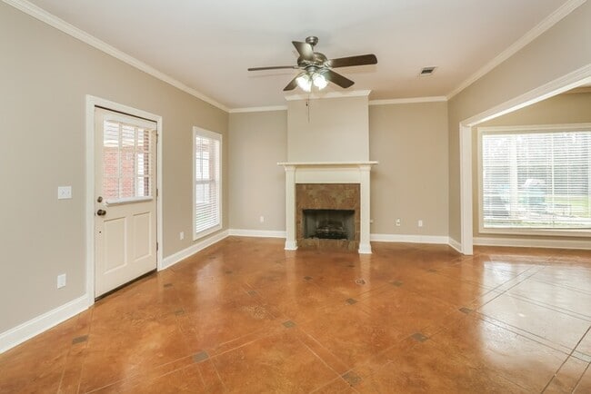 Building Photo - 631 Westhill Rd