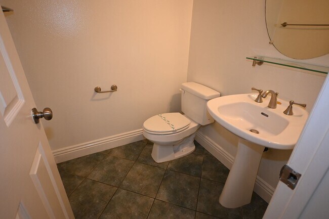 Building Photo - Stunning West Irvine 2 story 4 bedroom 2.5...