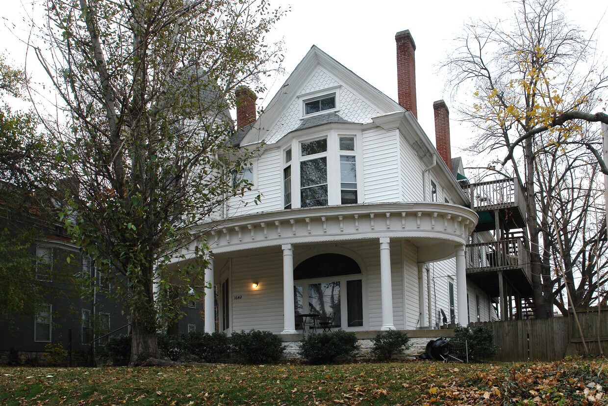 Foto del edificio - 1642 Beechwood Ave