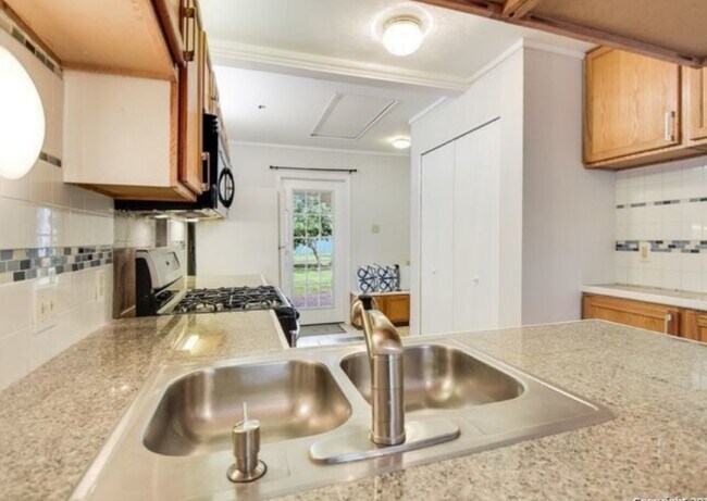 Foto del edificio - 707 Sprucewood Ln
