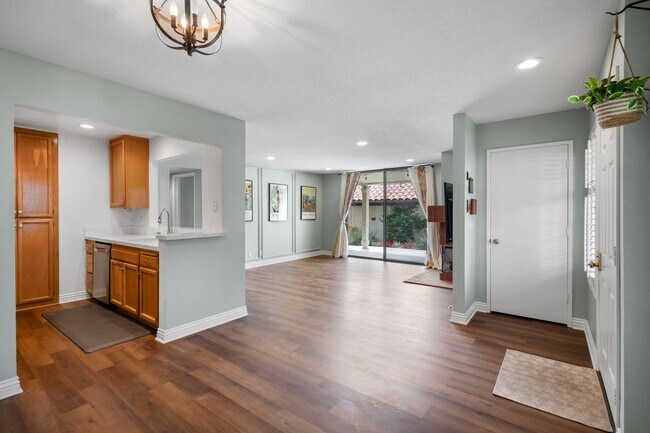 Building Photo - 2262 Martinique Ln