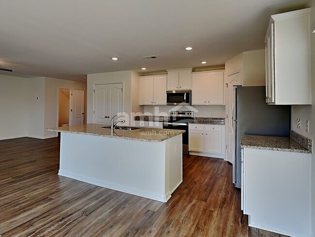 Building Photo - 2061 Southlea Dr