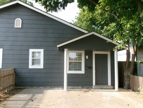 Building Photo - 903 NW Bell Ave