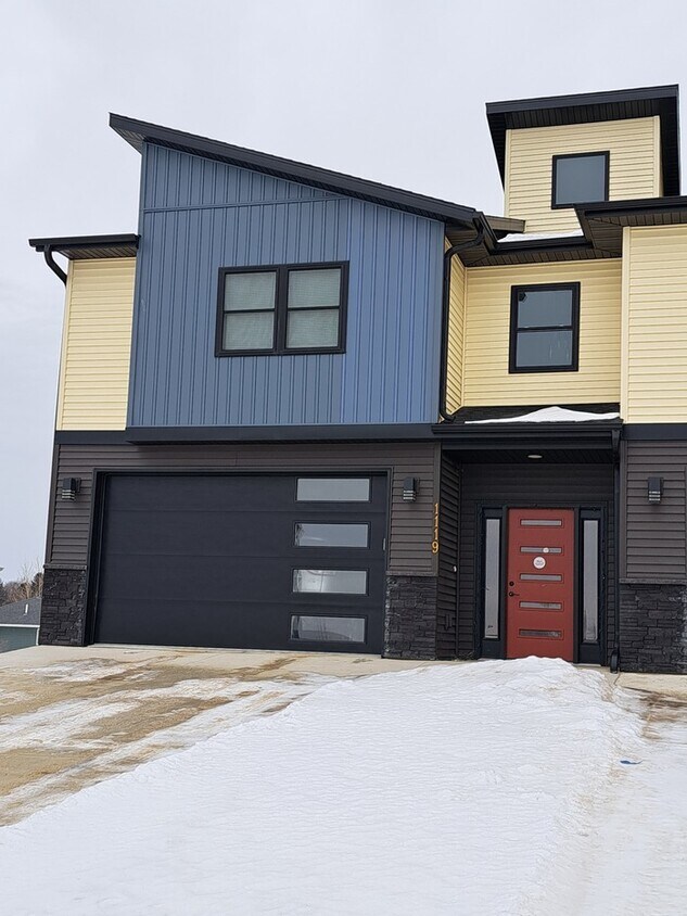 Primary Photo - NEW CONSTRUCTION! AVAILABLE JUNE 1!