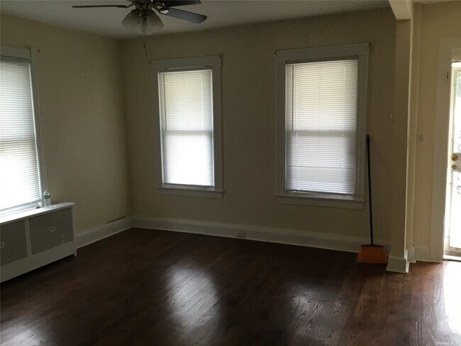 Foto del edificio - 23-20 Healy Ave