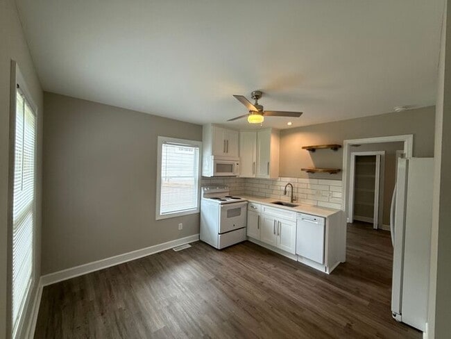 Building Photo - Condo in Wesley Heights!