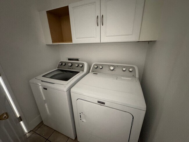 Building Photo - 2 bedroom 1.5 bathroom with large garage i...