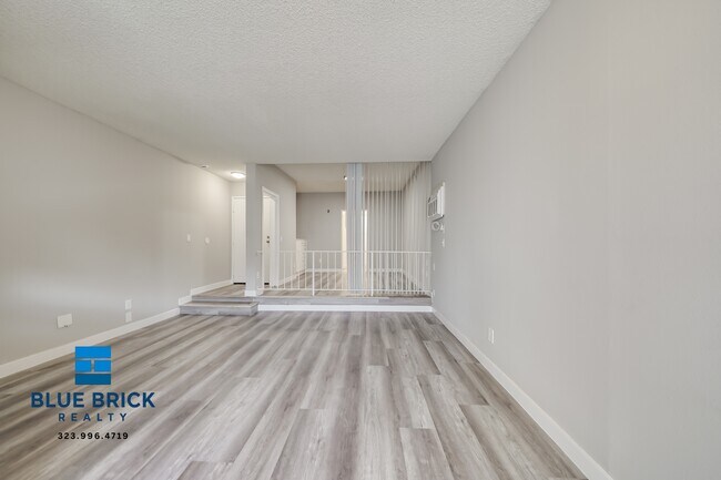 Foto del edificio - 8430 Cedros Ave
