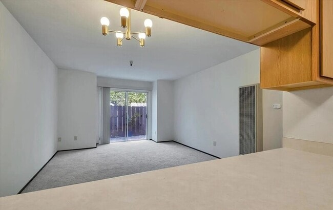 Building Photo - 106 Vista Prieta Ct