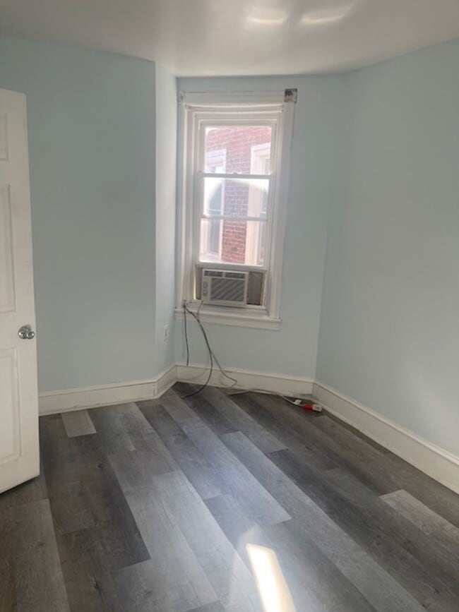 Building Photo - 4 Bedroom Available Now