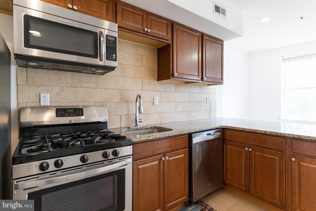 Foto del edificio - 227 E Girard Ave