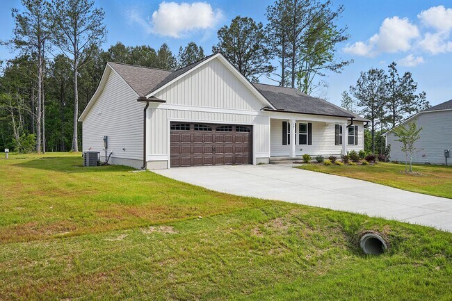 Foto del edificio - Charming 3-Bedroom Ranch with 2 Full Baths & Expansive Backyard Located in a Peaceful Cul-de-Sac