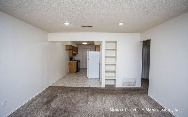 Foto del edificio - 8208 Vernon Ave