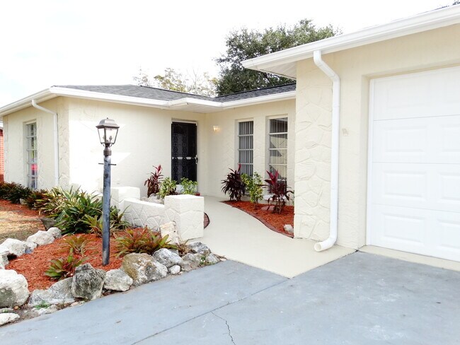 Foto del edificio - Newly Renovated Spacious 3/2/1 In Port Richey