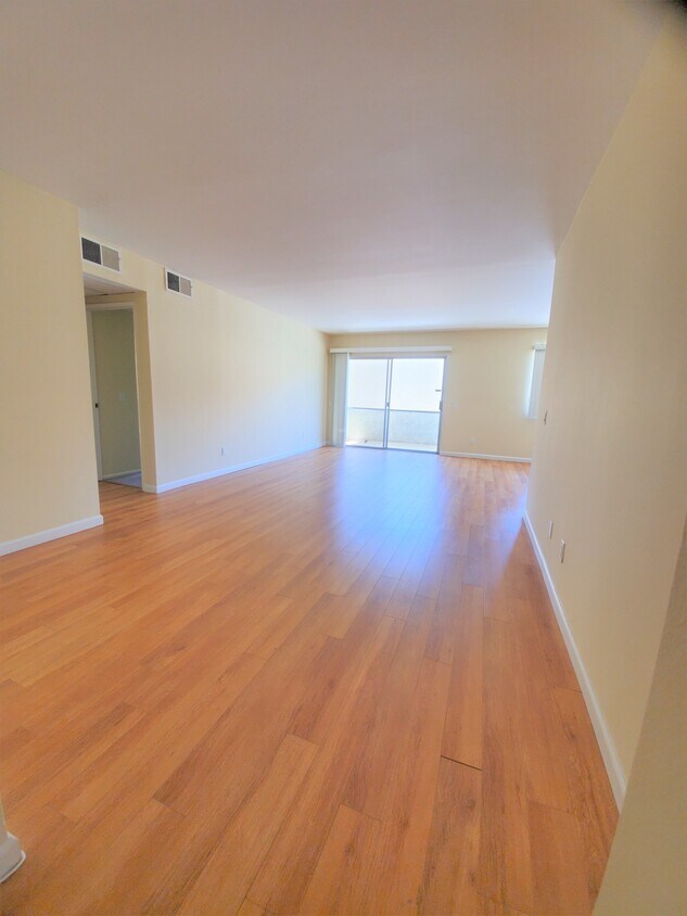 Foto principal - 1849 S Bentley Ave