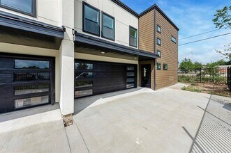 Building Photo - 1113 E Oleander St