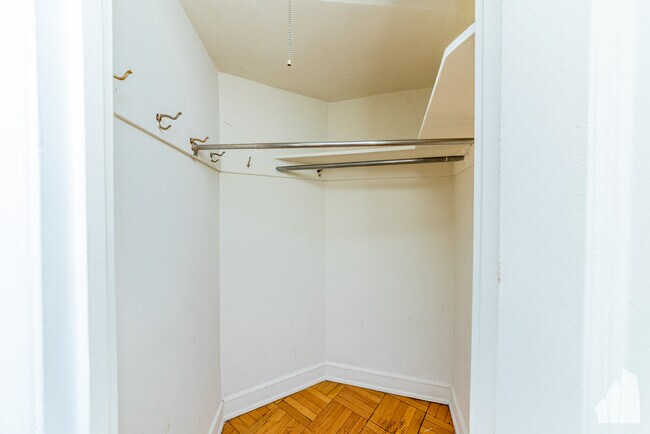 Building Photo - 2052 N Lincoln Park W