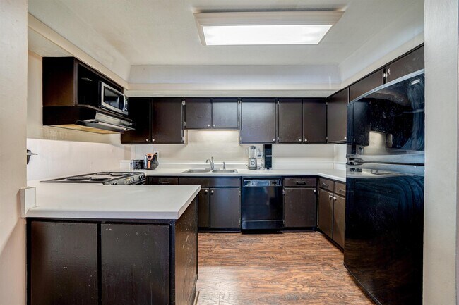 Foto del edificio - 6600 Poplar Woods Cir S