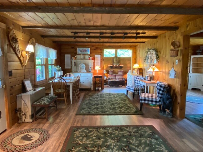 Comedor / Sala de estar - 1931 Middlebrook Rd