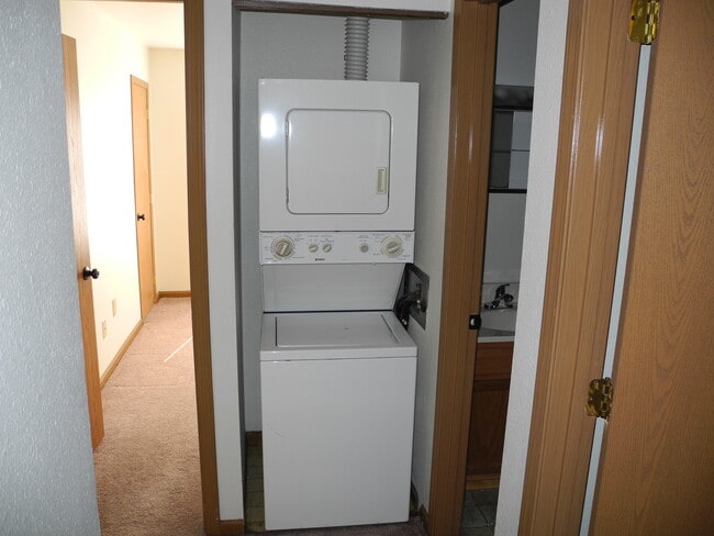 Building Photo - Meadow Ridge II
